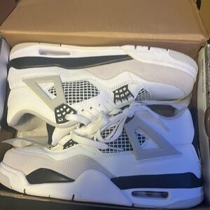 JORDAN 4 military blacks brand new only worn once. but realized it wasnt my size
